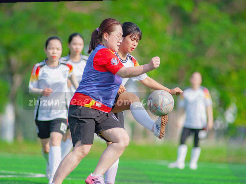 值班编辑桌面上的编号便签、手写记录与一部电话机