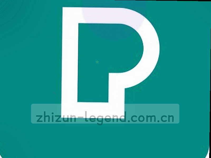 季度归档夹与工具标签平铺俯拍，红黑索引标记，夹脊带有编号